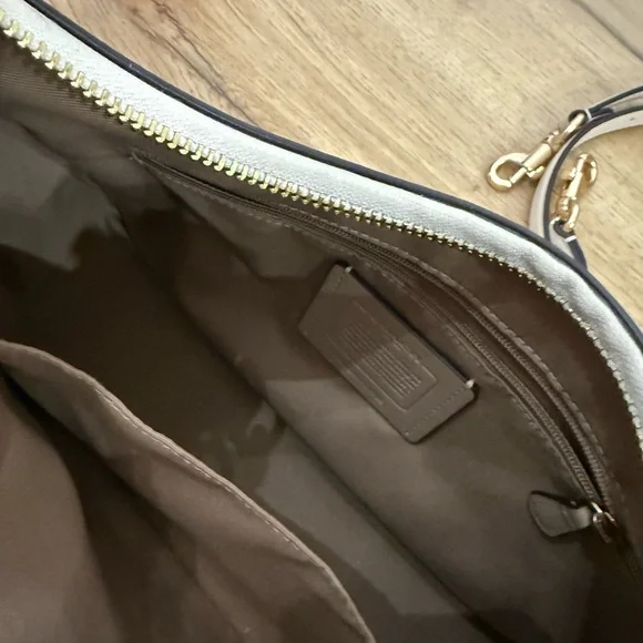 Coach Off-White Leather Shoulder Bag - Picture 6 of 10